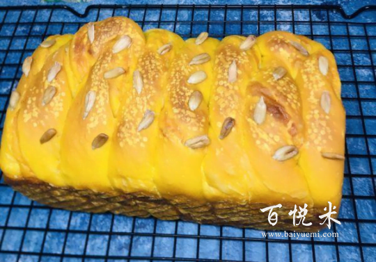 美味的南瓜吐司，整個(gè)吐司特別柔軟還帶有南瓜的香氣